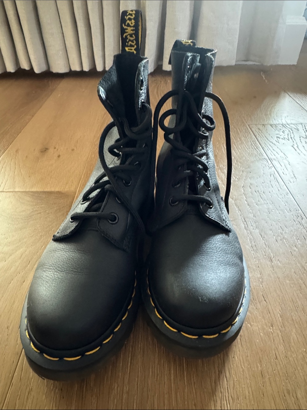 Dr. Martens Pascals